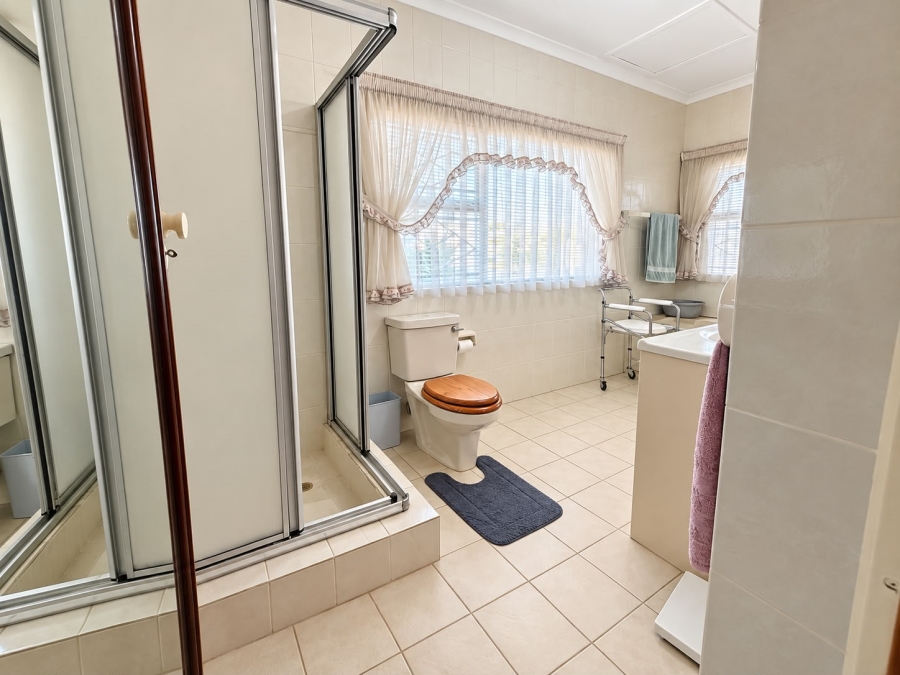 4 Bedroom Property for Sale in Oostersee Western Cape